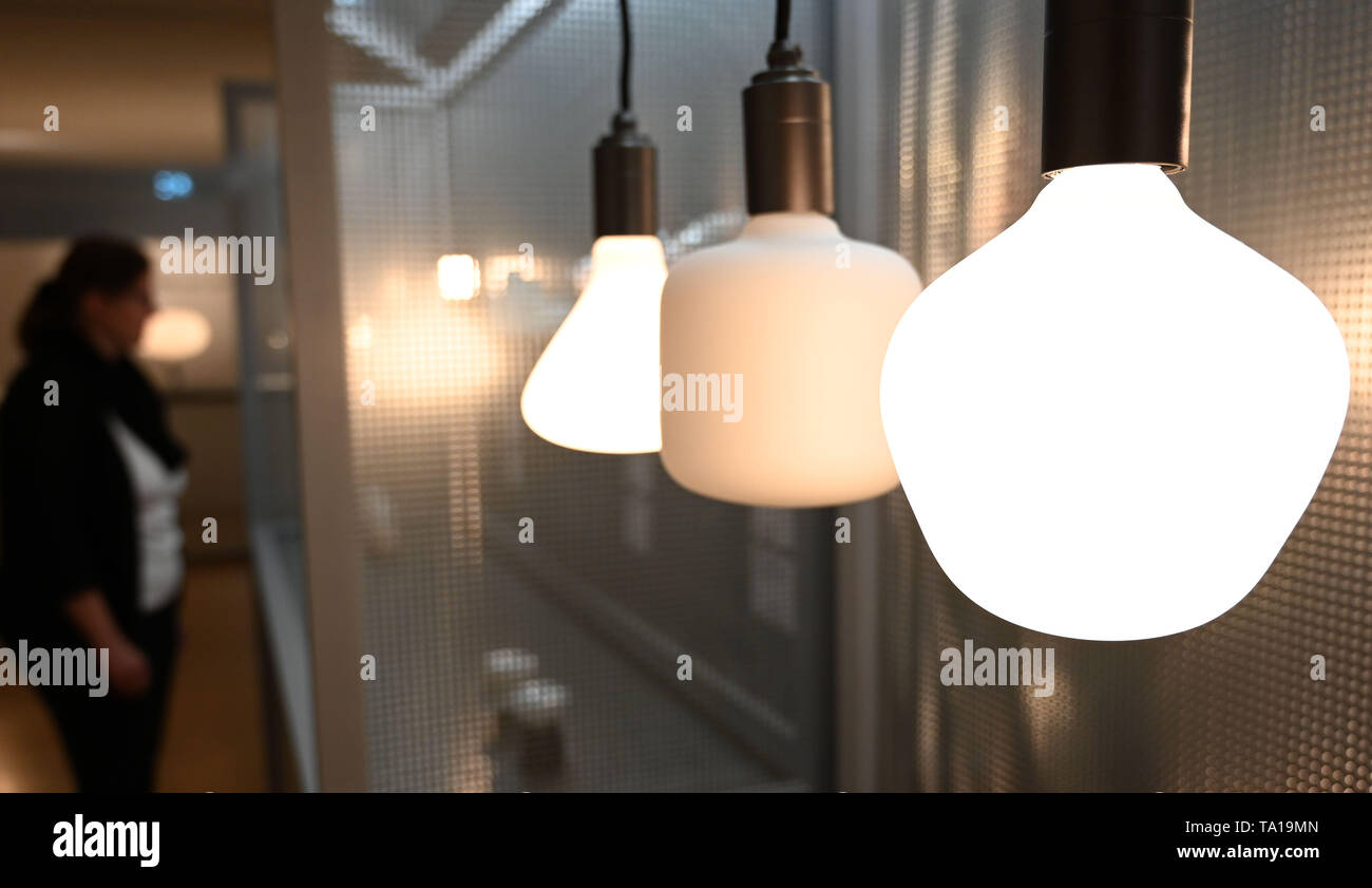 Bremen, Deutschland. 21 Mai, 2019. Ein Teilnehmer der Pressekonferenz zur Ausstellung "Wilhelm Wagenfeld: Leuchten" (Wilhelm Wagenfeld: Leuchten) Blicke an der Ampel aus Wagenfeld, im Vordergrund das Modell TALA, eine LED-Birne der 'Porzellan' Serie: "Enno". Die Ausstellung ist vom 24. Mai bis 27. Oktober zu sehen. Quelle: Carmen Jaspersen/dpa/Alamy leben Nachrichten Stockfoto