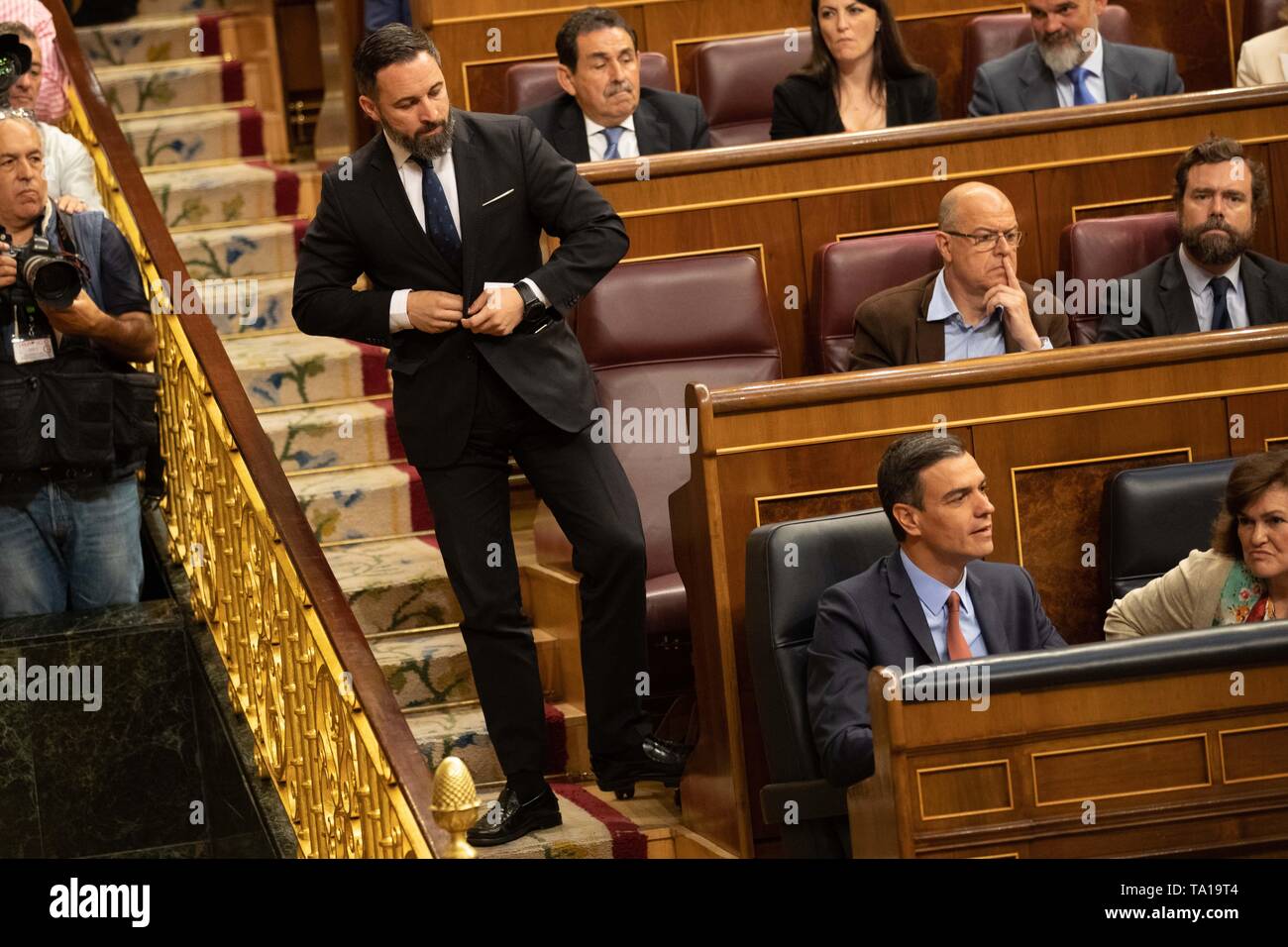 Madrid, Spanien. 21 Mai, 2019. Santiago Abascal, weit Vox - Recht und Pedro Sánchez (unten) Spanisch Präsident. Im spanischen Parlament in Madrid, Spanien, Dienstag, 21. Mai 2019. (POOL-AP Photo/Bernat Armangue) | Verwendung der weltweiten Kredit: dpa/Alamy leben Nachrichten Stockfoto