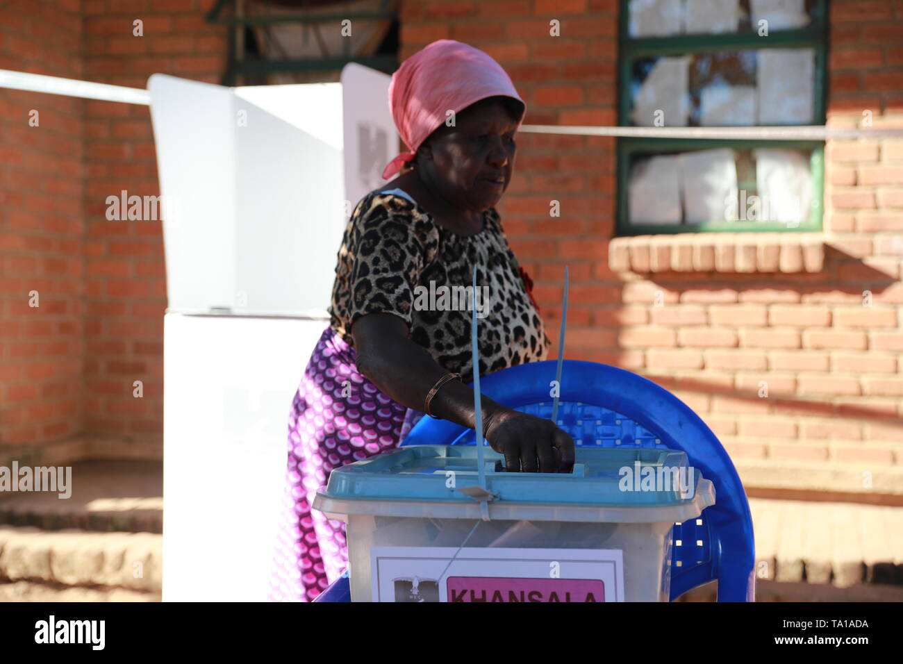 Blantyre, Malawi. 21 Mai, 2019. Ein Wähler wirft ihren Stimmzettel im Wahllokal in Blantyre, Malawi, 21. Mai 2019. Malawier über dem Land am Dienstag in der Warteschlange bis zu abgegebenen Stimmzettel, die bestimmen, welche Partei ist das Land in den nächsten fünf Jahren zu regieren. Credit: Peng Lijun/Xinhua/Alamy leben Nachrichten Stockfoto