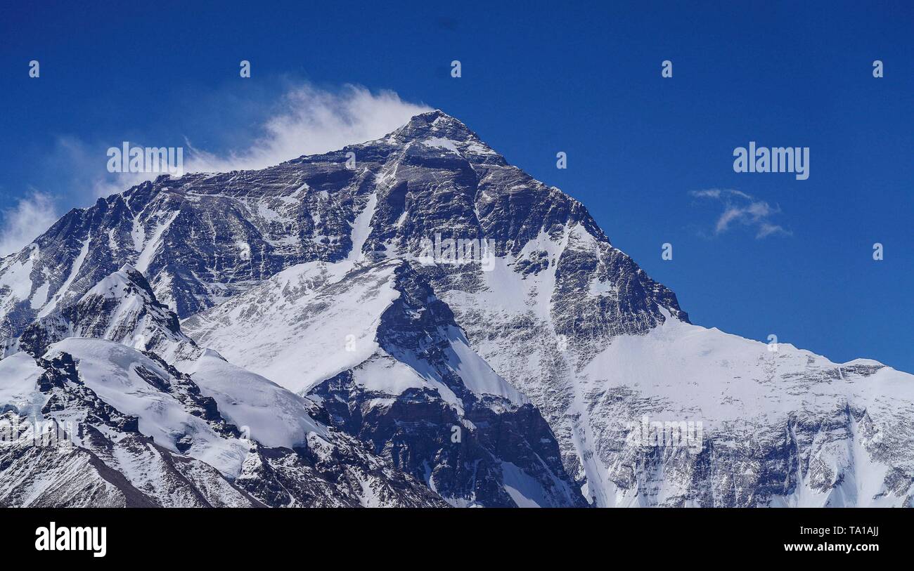 Xigaze. 18 Mai, 2019. Foto am 18. Mai 2019 zeigt die Landschaft des Mount Qomolangma genommen. Die 8,844.43 m hohen Mt. Qomolangma ist der weltweit höchste Berg. Credit: Jigme Dorje/Xinhua/Alamy leben Nachrichten Stockfoto