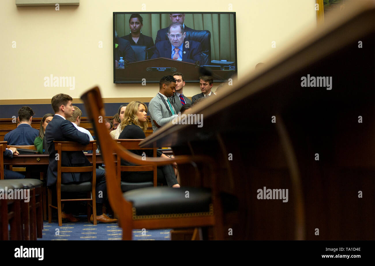 Ein leerer Stuhl für Ehemalige Rat soll der Präsident Don McGahn sitzt im Haus Justiz Ausschuss Anhörung Zimmer auf dem Capitol Hill in Washington, DC am Dienstag, 21. Mai 2019. McGahn trotzte eine Vorladung von der Schiedsausschuss geschoben, die Vorsitzende des Ausschusses, United States Vertreter Jerrold Nadler (Demokrat von New York), um festzustellen, dass der Ausschuss ihn mit Verachtung aufladen würde. Credit: Stefani Reynolds/CNP | Verwendung weltweit Stockfoto