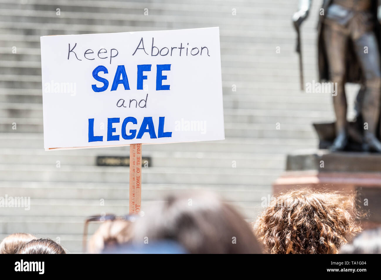 Columbia, South Carolina, USA - 21. Mai 2019: South Carolina Aktivisten halten eine top Die Verbote' Kundgebung an der South Carolina State House in Solidarität mit den Frauen in Staaten, die über dem Land, die bestanden haben oder sich in der verfügenden Teils extreme Anti-abtreibungsrecht. Top Die Verbote" Kundgebungen fanden in allen 50 Staaten der USA heute als direkten Widerstand gegen die wachsende konservative Versuch Roe vs zu kippen. Wade und das Recht der Frau eine legale und sichere Abtreibung entfernen. Credit: Crush Rush/Alamy leben Nachrichten Stockfoto