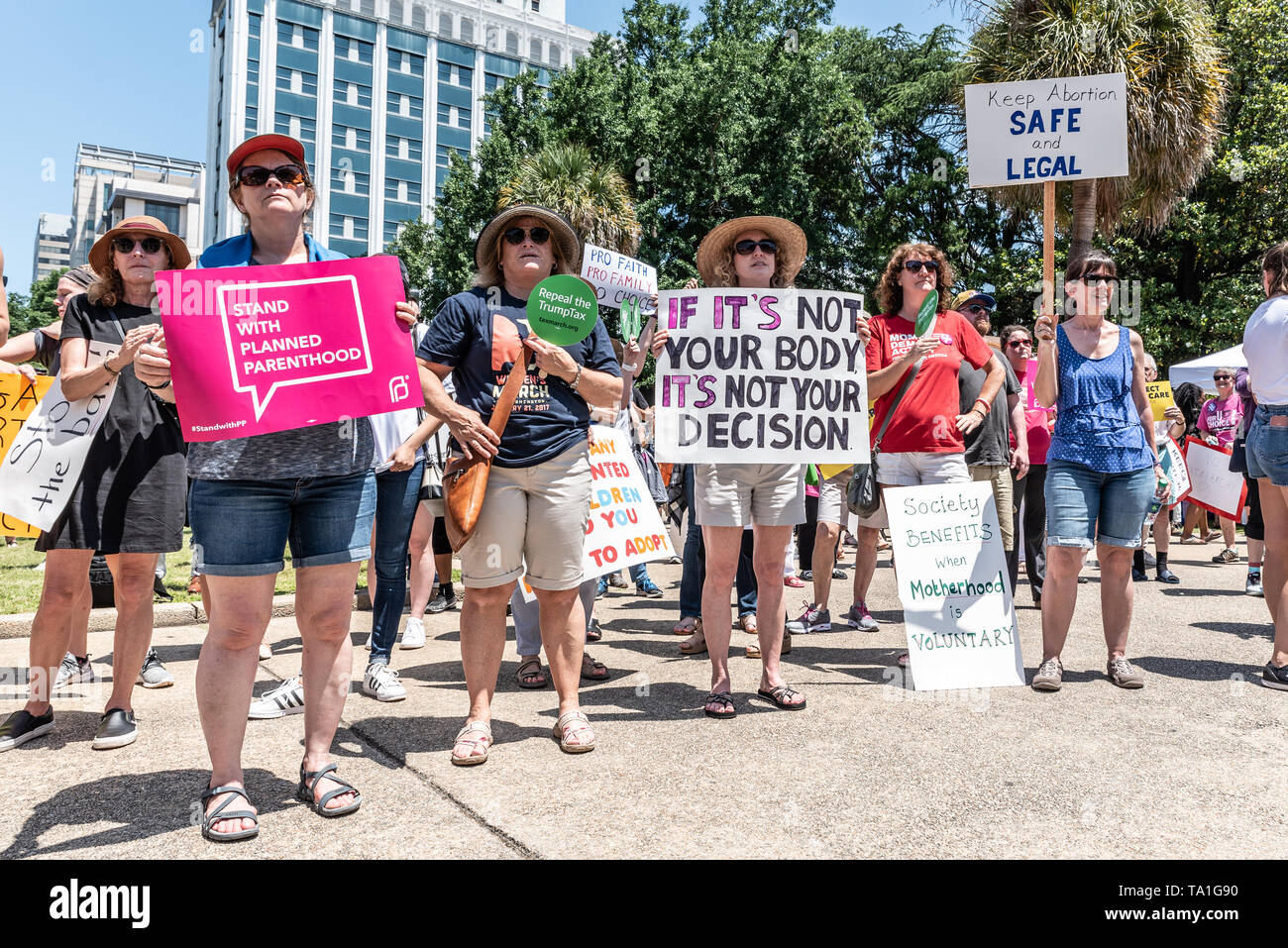 Columbia, South Carolina, USA - 21. Mai 2019: South Carolina Aktivisten halten eine top Die Verbote' Kundgebung an der South Carolina State House in Solidarität mit den Frauen in Staaten, die über dem Land, die bestanden haben oder sich in der verfügenden Teils extreme Anti-abtreibungsrecht. Top Die Verbote" Kundgebungen fanden in allen 50 Staaten der USA heute als direkten Widerstand gegen die wachsende konservative Versuch Roe vs zu kippen. Wade und das Recht der Frau eine legale und sichere Abtreibung entfernen. Credit: Crush Rush/Alamy leben Nachrichten Stockfoto