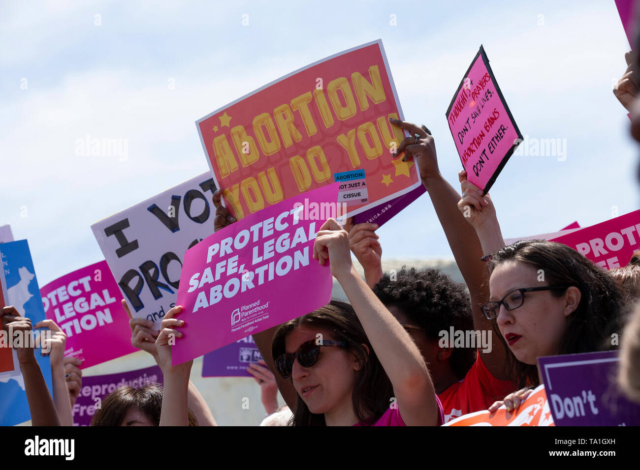 Demonstranten in mehreren demokratischen Gesetzgeber außerhalb der Supreme Court in Washington, DC, USA am 21. Mai 2019, ihre Opposition gegen die jüngsten Abtreibung Verbot von mehreren Mitgliedstaaten umgesetzt zu zeigen. Photo Credit: Stefani Reynolds/CNP | Verwendung weltweit Stockfoto