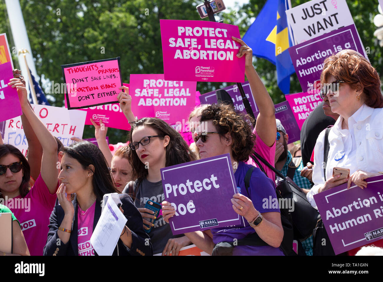 Demonstranten in mehreren demokratischen Gesetzgeber außerhalb der Supreme Court in Washington, DC, USA am 21. Mai 2019, ihre Opposition gegen die jüngsten Abtreibung Verbot von mehreren Mitgliedstaaten umgesetzt zu zeigen. Photo Credit: Stefani Reynolds/CNP | Verwendung weltweit Stockfoto