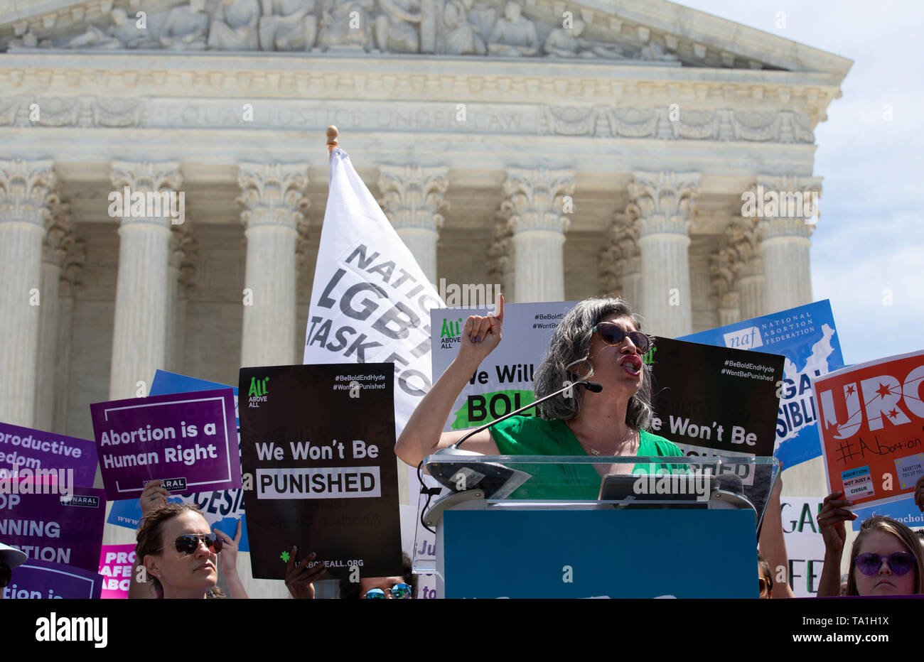 Demonstranten in mehreren demokratischen Gesetzgeber außerhalb der Supreme Court in Washington, DC, USA am 21. Mai 2019, ihre Opposition gegen die jüngsten Abtreibung Verbot von mehreren Mitgliedstaaten umgesetzt zu zeigen. Photo Credit: Stefani Reynolds/CNP | Verwendung weltweit Stockfoto