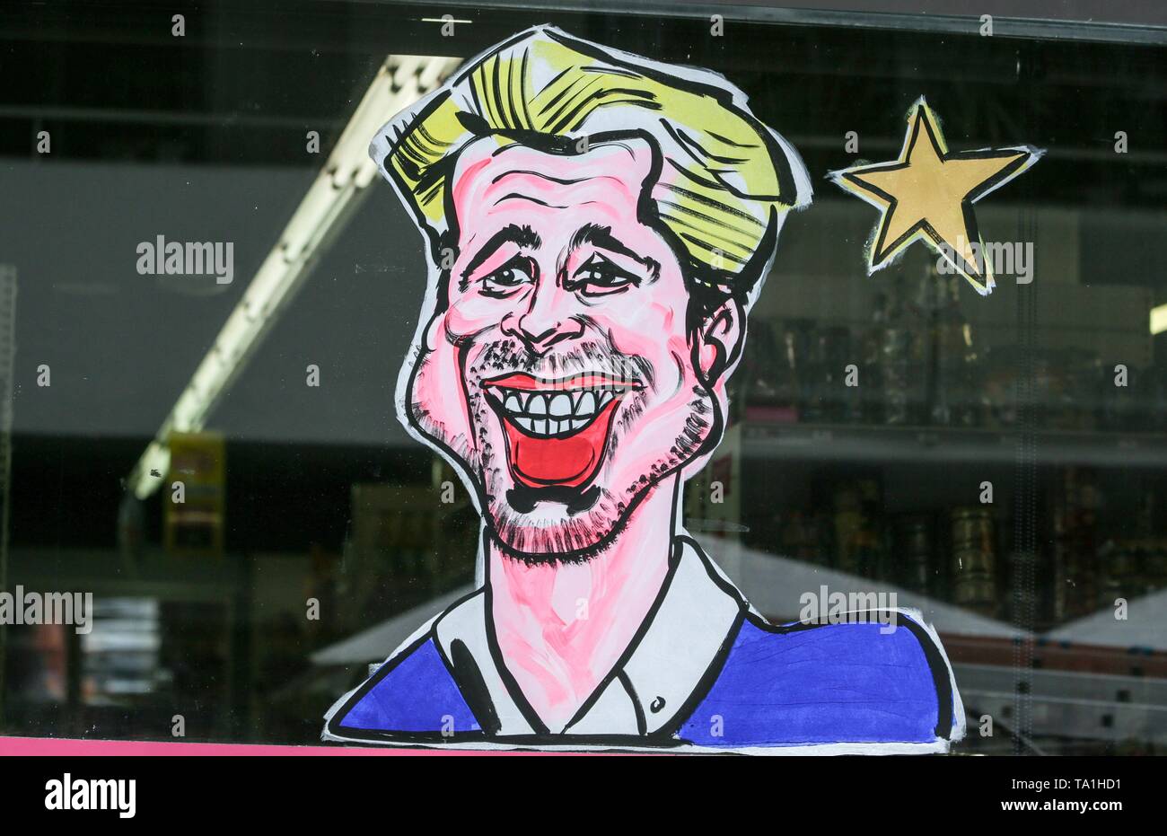 Film Star Cartoons im Supermarkt Fenster. ,2019 Cannes Stockfotografie