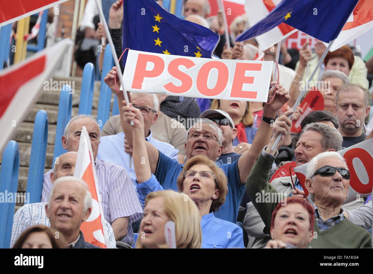 Die Anhänger der Sozialistischen Politiker sind mit Fahnen und die eine Partei Logo während einer PSOE Parteitag gesehen. Die Konferenz wurde im Vorfeld von regionalen, kommunalen und europäischen Wahlen am 26. Mai in Spanien statt mit der Teilnahme von Pedro Sánchez (spanische Premierminister), Iratxe García (Mdep der PSOE), Angel Gabilondo (Kandidat für die Präsidentschaft der Region Madrid für die Regionalwahlen vom 26. Mai), José Manuel Franco (Generalsekretär der PSOE von Madrid) und Santiago Llorente (Bürgermeister von Leganés). Andere sozialistische Politiker wie Dolores Delgado oder Rafael Simancas nahmen an der Veranstaltung teil. Stockfoto