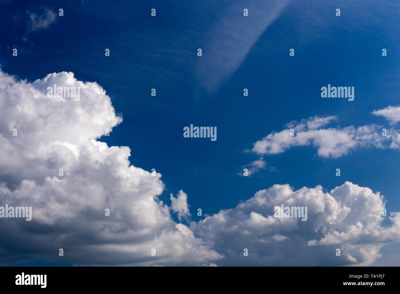 Regelmäßige Frühling Wolken am blauen Himmel bei Tageslicht in Kontinentaleuropa. In der Nähe Schuß Witz Teleobjektiv und zirkularer Polarisationsfilter. Stockfoto
