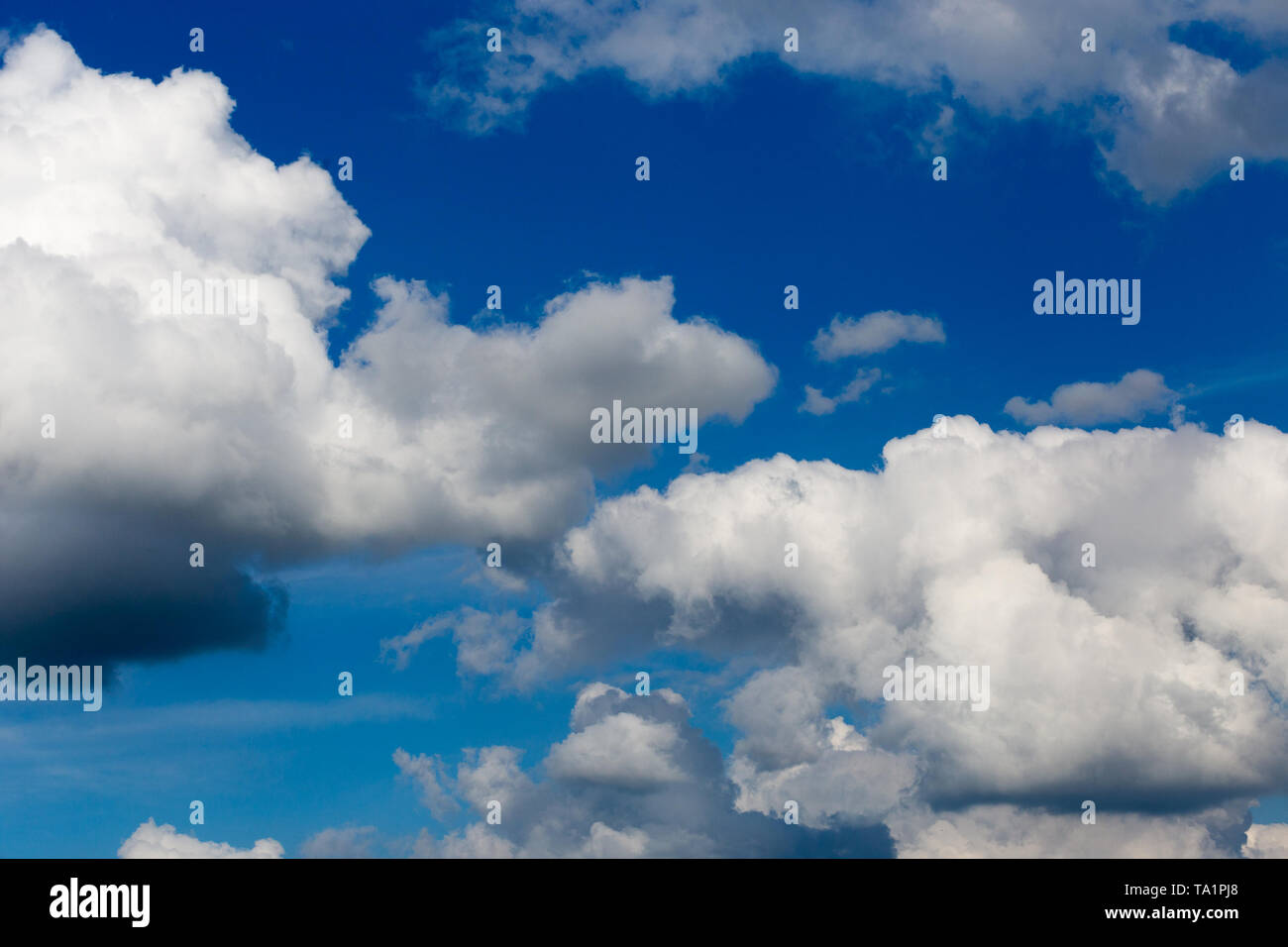 Regelmäßige Frühling Wolken am blauen Himmel bei Tageslicht in Kontinentaleuropa. In der Nähe Schuß Witz Teleobjektiv und zirkularer Polarisationsfilter. Stockfoto