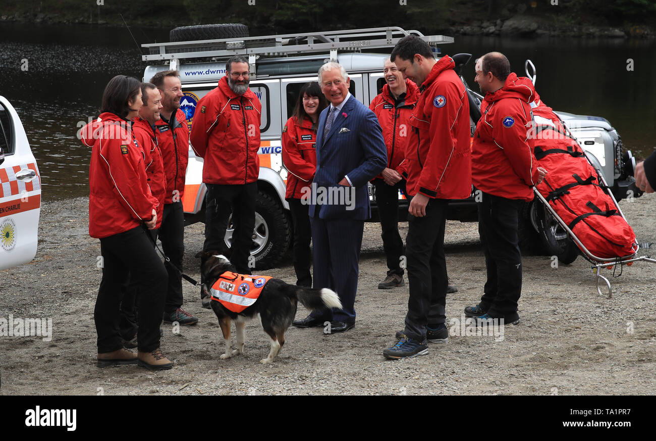 Der Prinz von Wales erfüllt die Dublin Wicklow Mountain Rescue Team bei einem Besuch in Upper Lake in Glendalough, am zweiten Tag der Königlichen Besuch in Irland. Stockfoto