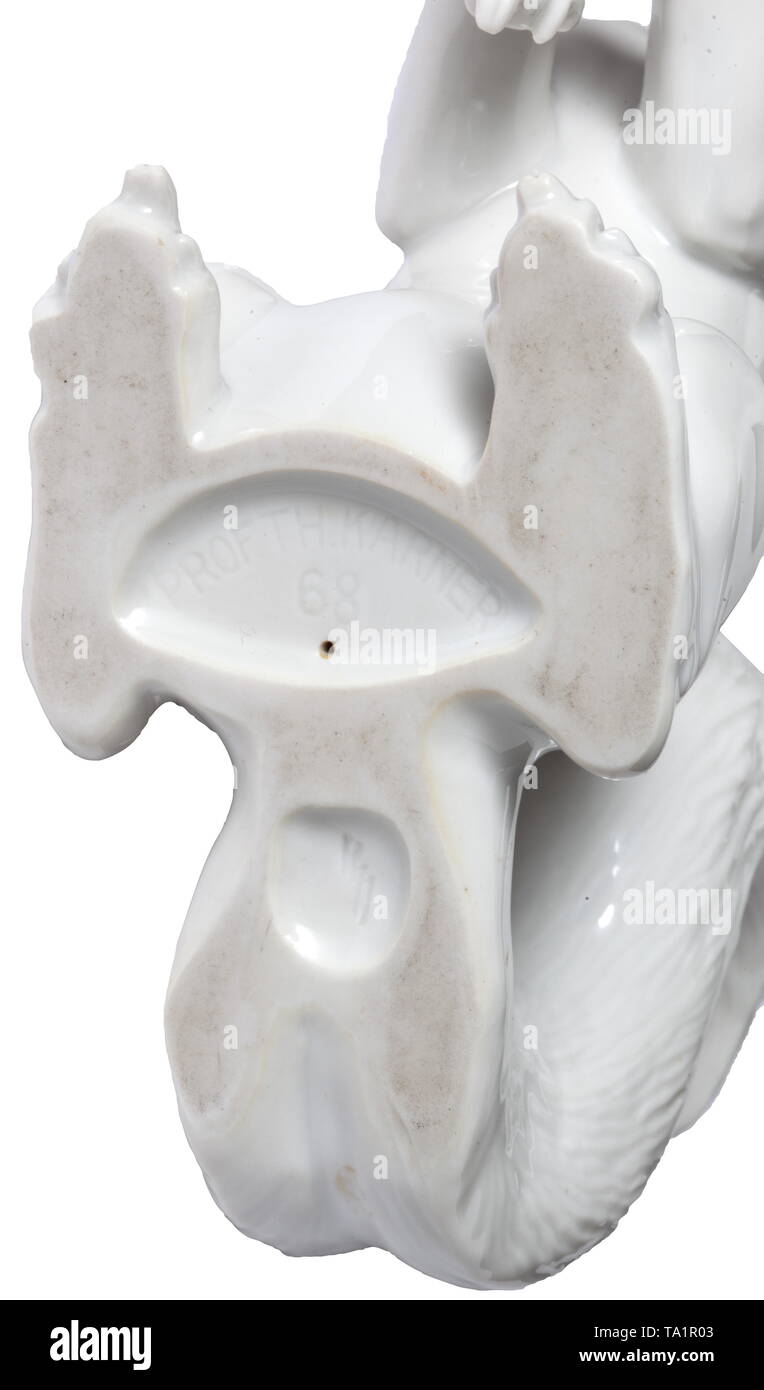 Ein Eichhörnchen weißes Porzellan, in der unteren S' in unterglasur, beeindruckt Signatur 'Prof. Th. Modellnummer Kärner' und '68'. Höhe 15 cm. Eine seltene Figur in gutem Zustand. historischen, geschichtlichen, Porzellan, Porzellan, 20. Jahrhundert, Editorial-Use - Nur Stockfoto