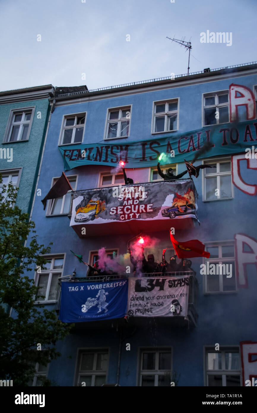 BERLIN, DEUTSCHLAND - 1. Mai 2019: Mehrere tausend Links - winged Demonstranten marschieren durch Berlin-Friedrichshein gegen gentrificatio zu demonstrieren Stockfoto