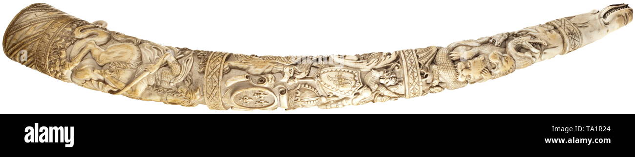 Eine geschnitzte französischen Elfenbein Horn blasen, aus dem 19. Jahrhundert von einem Tusk horn geschnitzt aus einem Stück mit Dekorationen in der Entlastung in drei Registern angeordnet. Das breite Ende mit einem Fries, durch die Schilderung eines Drachentöters überwunden. Im mittleren Abschnitt das gekrönte Wappen von Greife flankiert, drei Fleur-de-lys, durch Trophäe Bundles gekrönt. Auf der gegenüberliegenden Seite drei Porträts des französischen Herrscher. Das schmale Ende der Darstellung Tiere ringen und kämpfen miteinander im Stil von Michael Maucher. Das Mundstück in Form eines Hundes. Eine suspension Ring, Additional-Rights - Clearance-Info - Not-Available Stockfoto