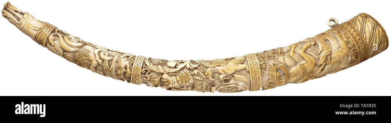 Eine geschnitzte französischen Elfenbein Horn blasen, aus dem 19. Jahrhundert von einem Tusk horn geschnitzt aus einem Stück mit Dekorationen in der Entlastung in drei Registern angeordnet. Das breite Ende mit einem Fries, durch die Schilderung eines Drachentöters überwunden. Im mittleren Abschnitt das gekrönte Wappen von Greife flankiert, drei Fleur-de-lys, durch Trophäe Bundles gekrönt. Auf der gegenüberliegenden Seite drei Porträts des französischen Herrscher. Das schmale Ende der Darstellung Tiere ringen und kämpfen miteinander im Stil von Michael Maucher. Das Mundstück in Form eines Hundes. Eine suspension Ring, Additional-Rights - Clearance-Info - Not-Available Stockfoto