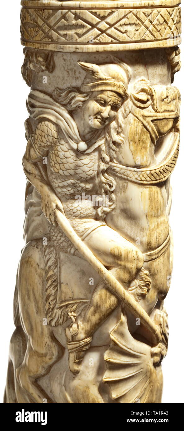 Eine geschnitzte französischen Elfenbein Horn blasen, aus dem 19. Jahrhundert von einem Tusk horn geschnitzt aus einem Stück mit Dekorationen in der Entlastung in drei Registern angeordnet. Das breite Ende mit einem Fries, durch die Schilderung eines Drachentöters überwunden. Im mittleren Abschnitt das gekrönte Wappen von Greife flankiert, drei Fleur-de-lys, durch Trophäe Bundles gekrönt. Auf der gegenüberliegenden Seite drei Porträts des französischen Herrscher. Das schmale Ende der Darstellung Tiere ringen und kämpfen miteinander im Stil von Michael Maucher. Das Mundstück in Form eines Hundes. Eine suspension Ring, Additional-Rights - Clearance-Info - Not-Available Stockfoto