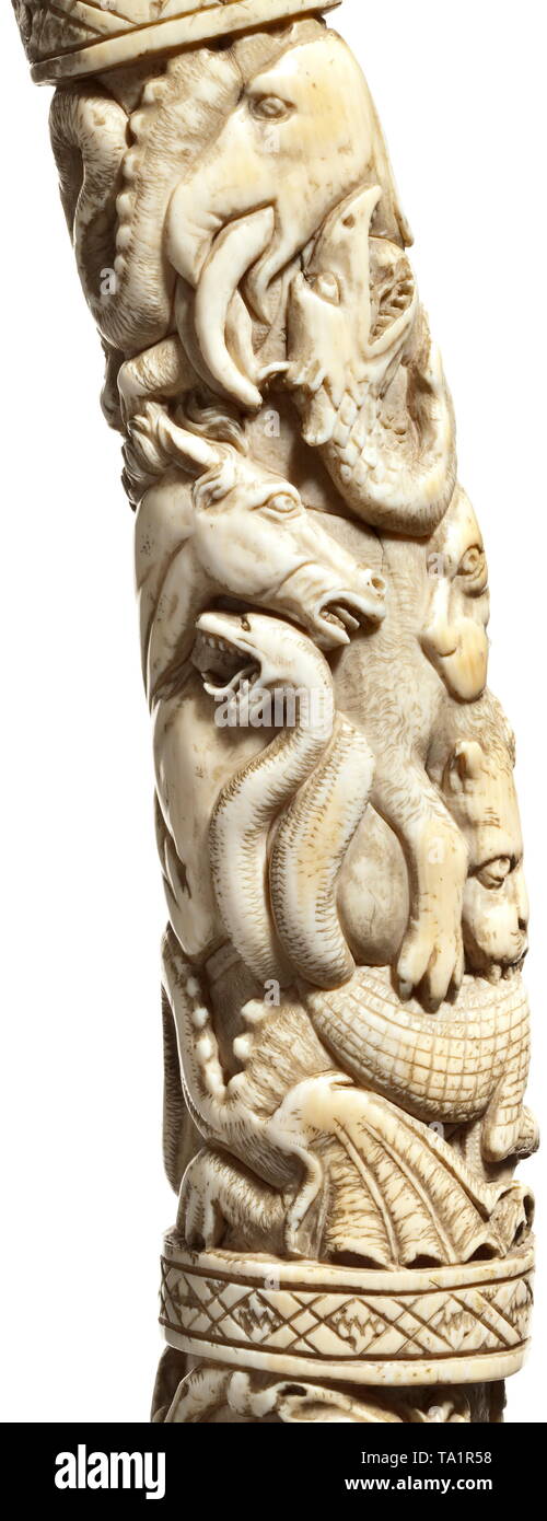Eine geschnitzte französischen Elfenbein Horn blasen, aus dem 19. Jahrhundert von einem Tusk horn geschnitzt aus einem Stück mit Dekorationen in der Entlastung in drei Registern angeordnet. Das breite Ende mit einem Fries, durch die Schilderung eines Drachentöters überwunden. Im mittleren Abschnitt das gekrönte Wappen von Greife flankiert, drei Fleur-de-lys, durch Trophäe Bundles gekrönt. Auf der gegenüberliegenden Seite drei Porträts des französischen Herrscher. Das schmale Ende der Darstellung Tiere ringen und kämpfen miteinander im Stil von Michael Maucher. Das Mundstück in Form eines Hundes. Eine suspension Ring, Additional-Rights - Clearance-Info - Not-Available Stockfoto