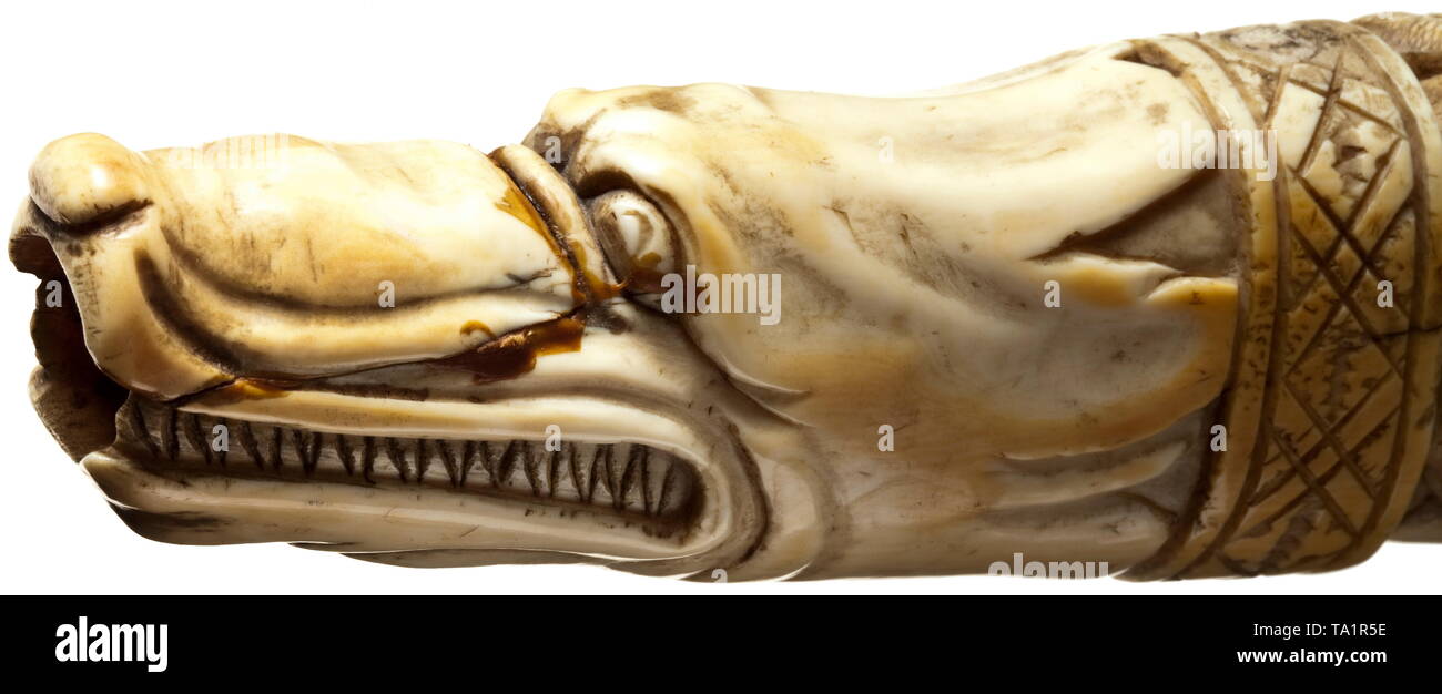 Eine geschnitzte französischen Elfenbein Horn blasen, aus dem 19. Jahrhundert von einem Tusk horn geschnitzt aus einem Stück mit Dekorationen in der Entlastung in drei Registern angeordnet. Das breite Ende mit einem Fries, durch die Schilderung eines Drachentöters überwunden. Im mittleren Abschnitt das gekrönte Wappen von Greife flankiert, drei Fleur-de-lys, durch Trophäe Bundles gekrönt. Auf der gegenüberliegenden Seite drei Porträts des französischen Herrscher. Das schmale Ende der Darstellung Tiere ringen und kämpfen miteinander im Stil von Michael Maucher. Das Mundstück in Form eines Hundes. Eine suspension Ring, Additional-Rights - Clearance-Info - Not-Available Stockfoto