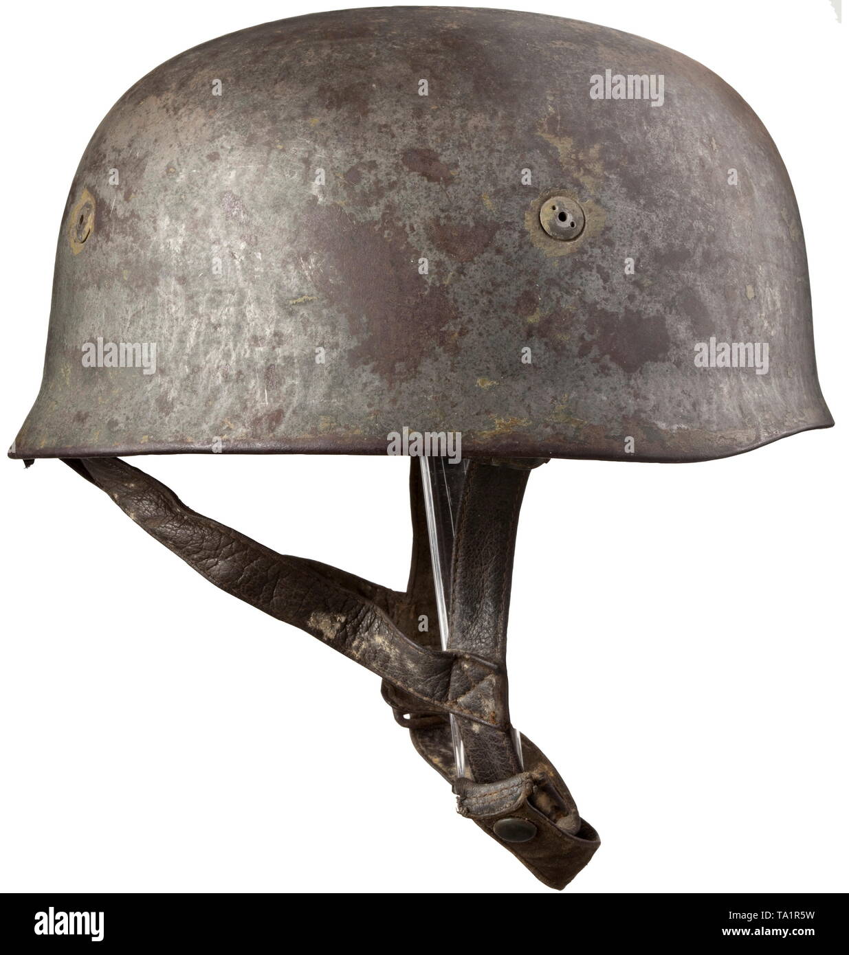 Ein stahlhelm M38 für fallschirmjäger Stahl Schädel mit Spuren von camouflage Farbe, der nationalen Adler ca. 70 % intakt, Maker's Stempel "ET 68" (Thale Iron Works), frühe "2-Loch schrauben mit Entlüftungsbohrung, Innenauskleidung (Stockig, der Stempel teilweise unleserlich durch Nutzung) mit kompletter Band (die Eisenteile mit Bereichen der Flugrost). historischen, geschichtlichen, Luftwaffe, Zweig, Zweige, bewaffneten Service, Streitkräfte, Militaria, Militär, Luftwaffe, Objekt, Objekte, Stills, Clipping, Clippings, Ausschneiden, Ausschnitten, 20. Jahrhundert, Editorial-Use - Nur Stockfoto