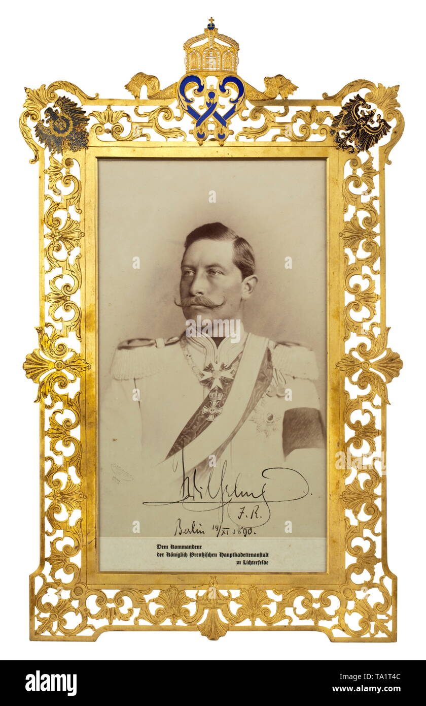 Kaiser Wilhelm II - ein signiertes Portrait Foto in einer Präsentation frame, datiert 1890 Großformat-hälfte Portrait in Uniform mit eigenhändiger Unterschrift in Tinte, datiert '14.XI.1890'. Das Foto mit dem Stempel des Studio" Reichard & Lindner Berlin 1888". Darunter gedruckte Widmung'dem Kommandeur der Königlich Preußischen Hauptkadettenanstalt im Lichtenfelde' (Tr. "Der Kommandeur der Königlich Preußischen Cadet Akademie im Lichtenfelde"). Aus vergoldetem Messing Präsentation frame verschwenderisch mit Gravuren und openwork eingerichtet. Die oberen Ecken mit Emaille, Additional-Rights - Clearance-Info - Not-Available Stockfoto
