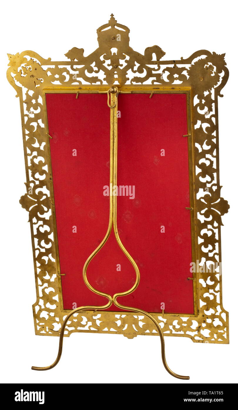 Kaiser Wilhelm II - ein signiertes Portrait Foto in einer Präsentation frame, datiert 1890 Großformat-hälfte Portrait in Uniform mit eigenhändiger Unterschrift in Tinte, datiert '14.XI.1890'. Das Foto mit dem Stempel des Studio" Reichard & Lindner Berlin 1888". Darunter gedruckte Widmung'dem Kommandeur der Königlich Preußischen Hauptkadettenanstalt im Lichtenfelde' (Tr. "Der Kommandeur der Königlich Preußischen Cadet Akademie im Lichtenfelde"). Aus vergoldetem Messing Präsentation frame verschwenderisch mit Gravuren und openwork eingerichtet. Die oberen Ecken mit Emaille, Additional-Rights - Clearance-Info - Not-Available Stockfoto