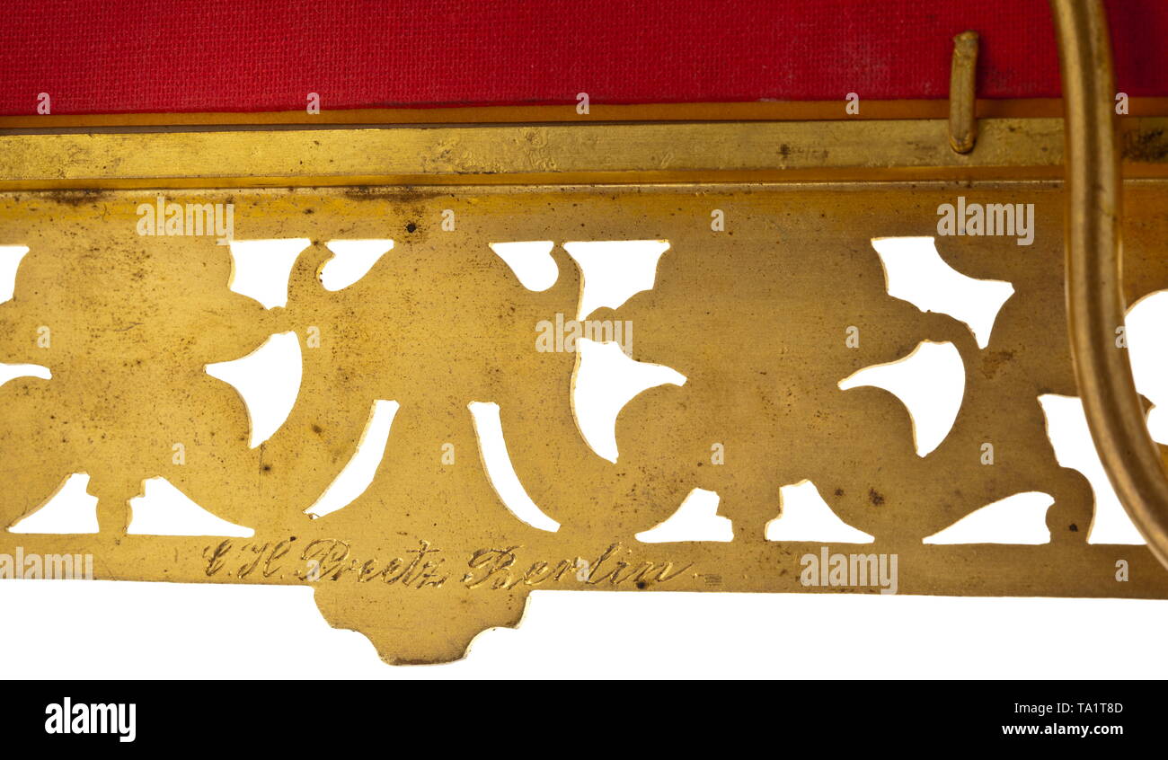 Kaiser Wilhelm II - ein signiertes Portrait Foto in einer Präsentation frame, datiert 1890 Großformat-hälfte Portrait in Uniform mit eigenhändiger Unterschrift in Tinte, datiert '14.XI.1890'. Das Foto mit dem Stempel des Studio" Reichard & Lindner Berlin 1888". Darunter gedruckte Widmung'dem Kommandeur der Königlich Preußischen Hauptkadettenanstalt im Lichtenfelde' (Tr. "Der Kommandeur der Königlich Preußischen Cadet Akademie im Lichtenfelde"). Aus vergoldetem Messing Präsentation frame verschwenderisch mit Gravuren und openwork eingerichtet. Die oberen Ecken mit Emaille, Additional-Rights - Clearance-Info - Not-Available Stockfoto