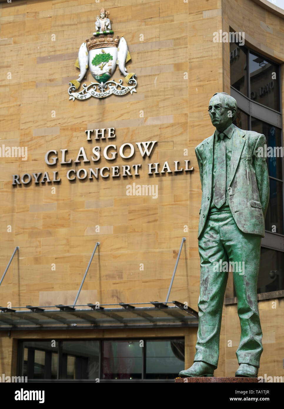 Blick auf die Statue von Donald Dewar auf der Buchanan Street die Hauptfußgängerzone in Glasgow, Schottland, Großbritannien Stockfoto