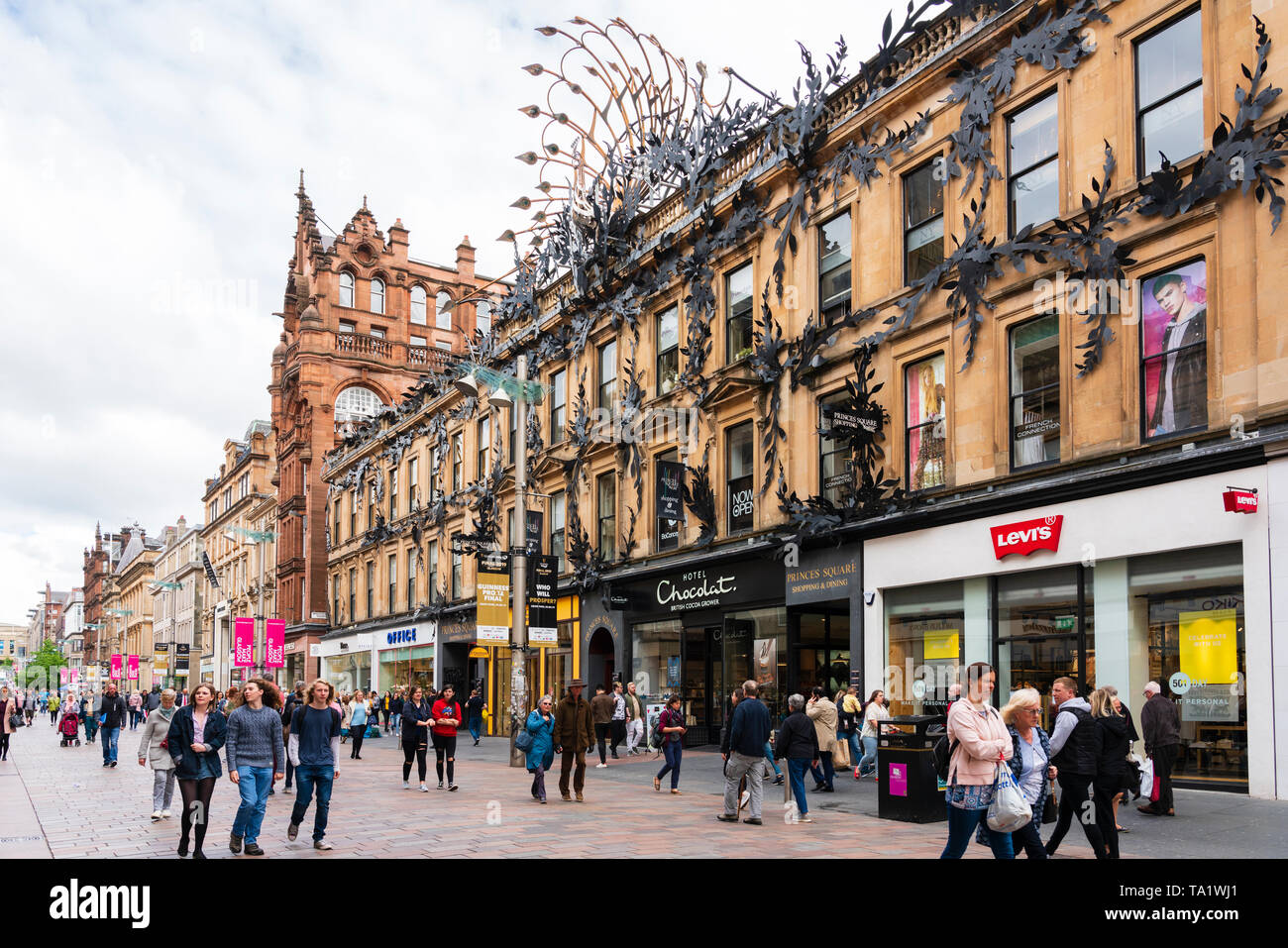 Anzeigen von Kunden und Geschäften auf der Buchanan Street die Hauptfußgängerzone in Glasgow, Schottland, Großbritannien Stockfoto