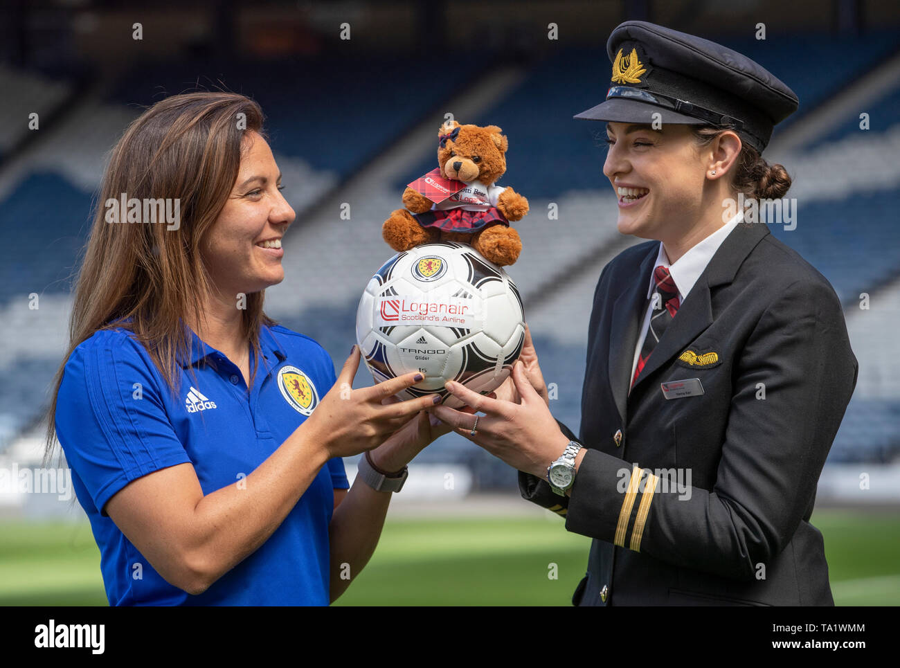 Schottlands Frauen captain Rachel Corsie (links) mit Ersten Offizier Hanna Kerr an einem loganair Start in Hampden Park, Glasgow, zu verkünden, daß das Glasgow - gegründete regionale Airline wird das Team in den Süden von Frankreich fliegen für die FIFA Fußball-Weltmeisterschaft. Stockfoto