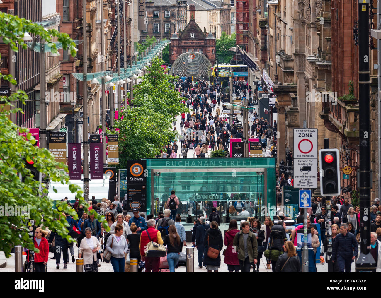 Anzeigen von Kunden und Geschäften auf der Buchanan Street die Hauptfußgängerzone in Glasgow, Schottland, Großbritannien Stockfoto