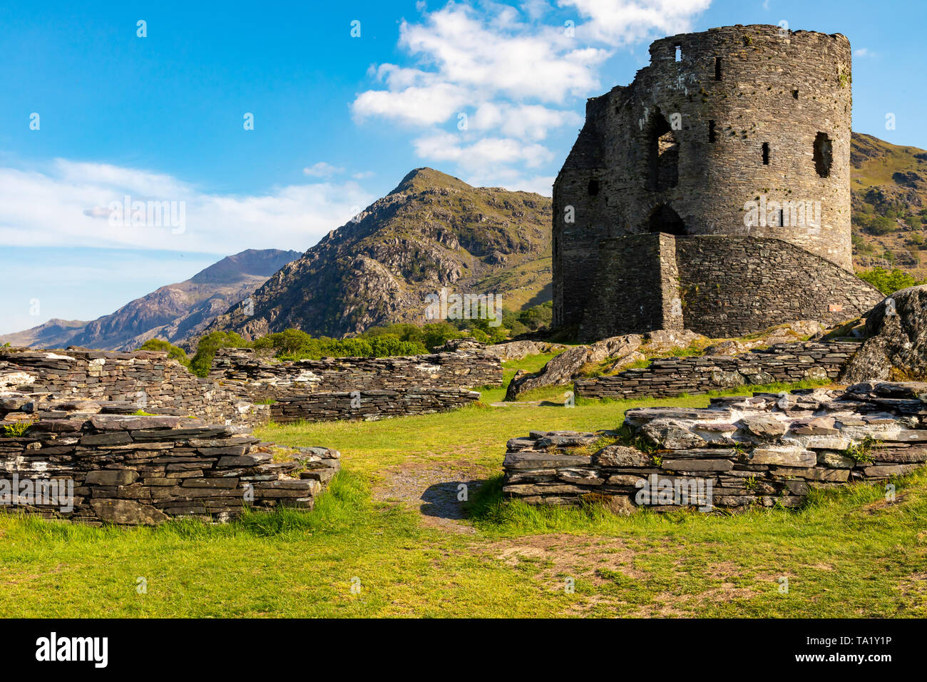Llanberis Gwnedd Wales Mai 13, 2019 13 malerischen Ruinen der Dolbadarn Schloss und den mounains von Snowdonia Stockfoto