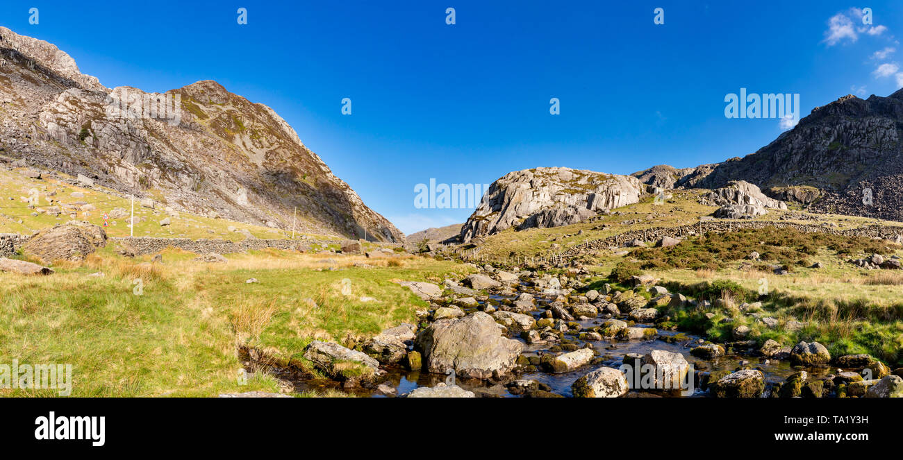 Llanberis Pass Gwnedd Wales Mai 13, 2019 einen felsigen, Gebirgsbach fließt durch das Tal der Llanberis Pass Stockfoto