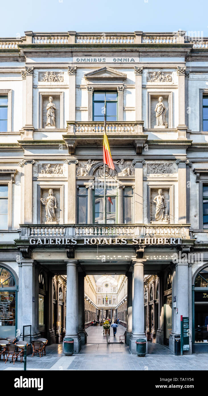 Vorderansicht der Eingang der Galerie der Königin, die nördliche Hälfte der königlichen Saint-Hubert-Galerien Brüssel, Belgien. Stockfoto