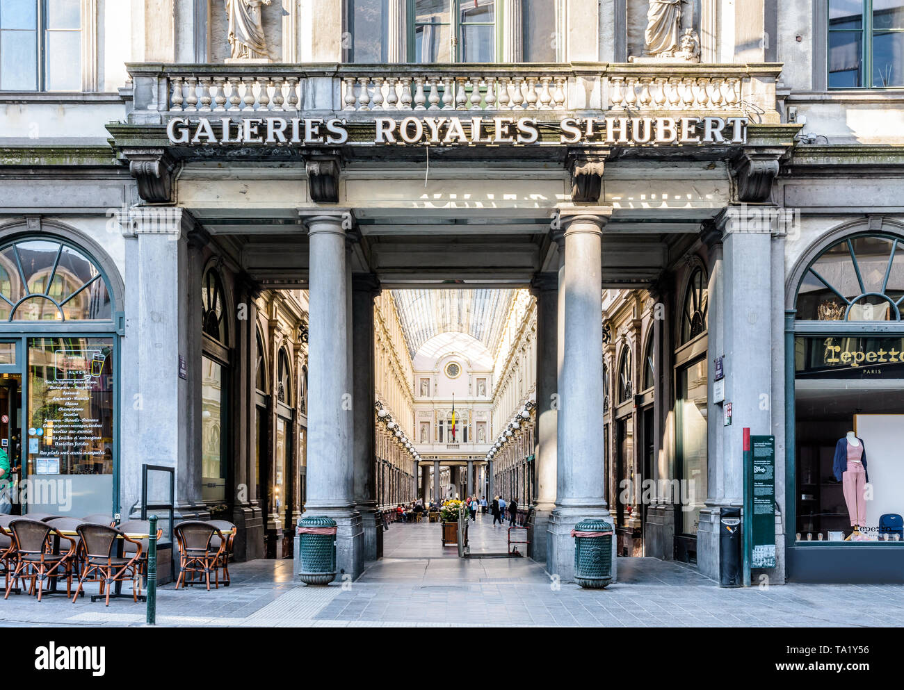 Vorderansicht der Eingang der Galerie der Königin, die nördliche Hälfte der königlichen Saint-Hubert-Galerien Brüssel, Belgien. Stockfoto