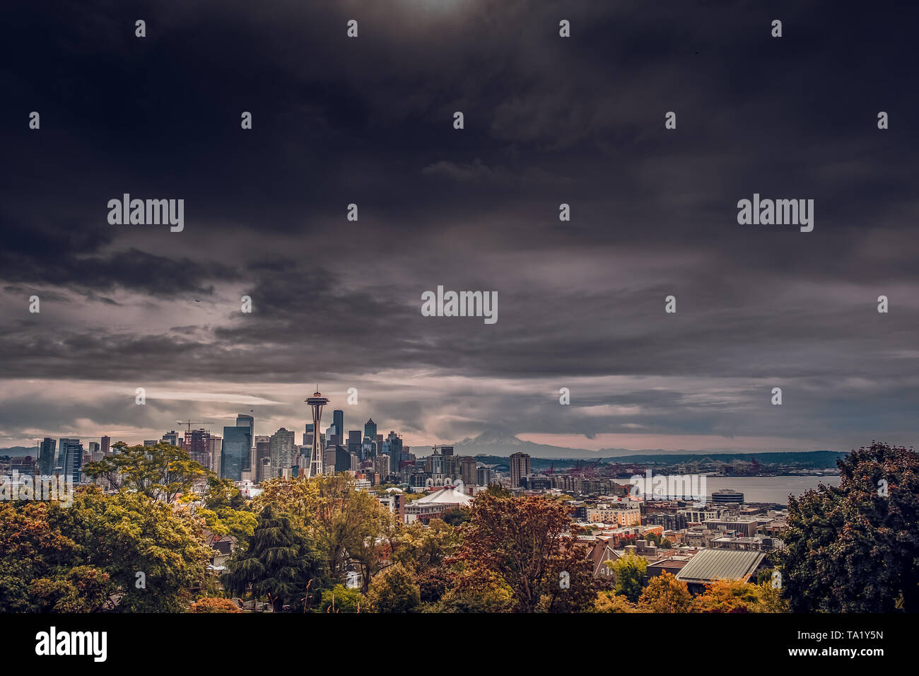 Seattle Skyline mit dem Space Needle und Mount Rainier im Hintergrund vom Kerry Park in Seattle, Washington, USA im Herbst Stockfoto