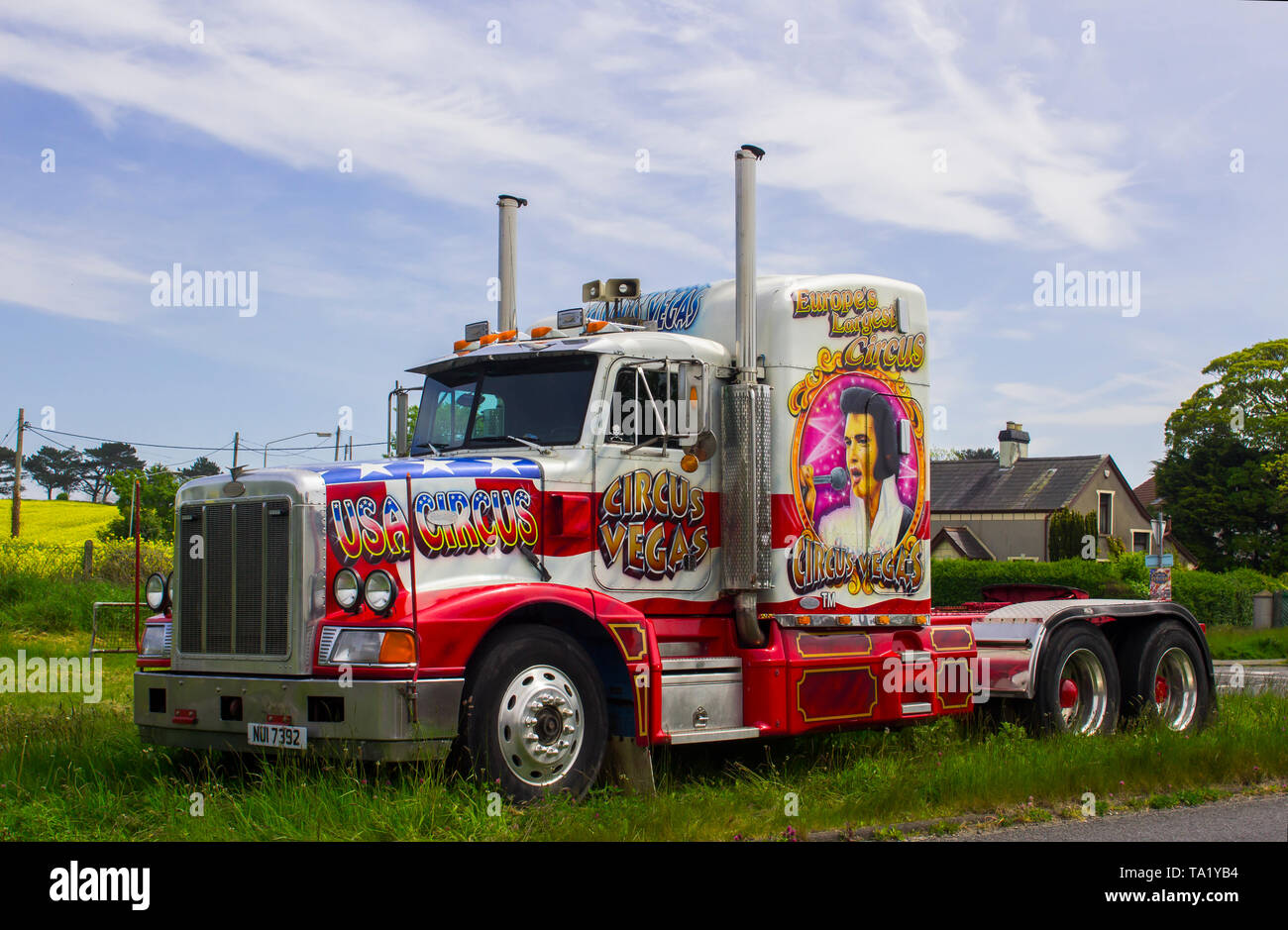 15. Mai 2019 Eine hugh Peterbilt knickgelenkten Traktor Kabine von einem amerikanischen Zirkus auf Tour iand Abstellen auf die zweispurige Zentrale Reservierung in Ba verwendet Stockfoto