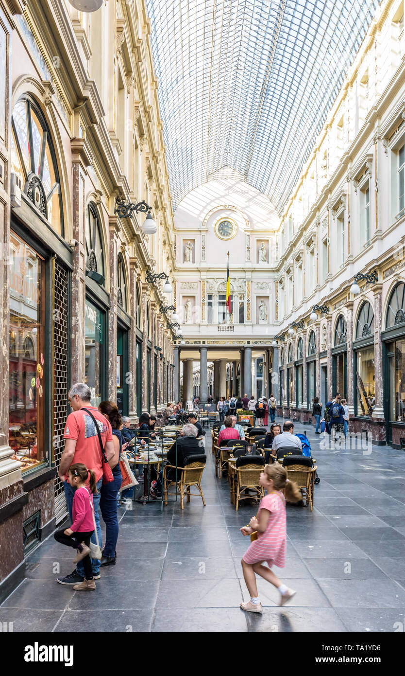 Menschen bummeln und Einkaufen in der Galerie der Königin, die nördliche Hälfte der königlichen Saint-Hubert-Galerien Brüssel, Belgien. Stockfoto
