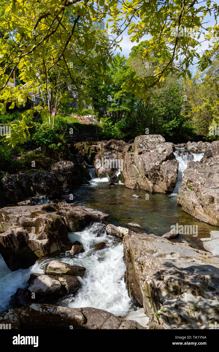 Betws y Coed Conwy Wales Mai 14, 2019 Kleine fällt auf den Fluss Llugwy, wie es durch das Dorf fließt Stockfoto