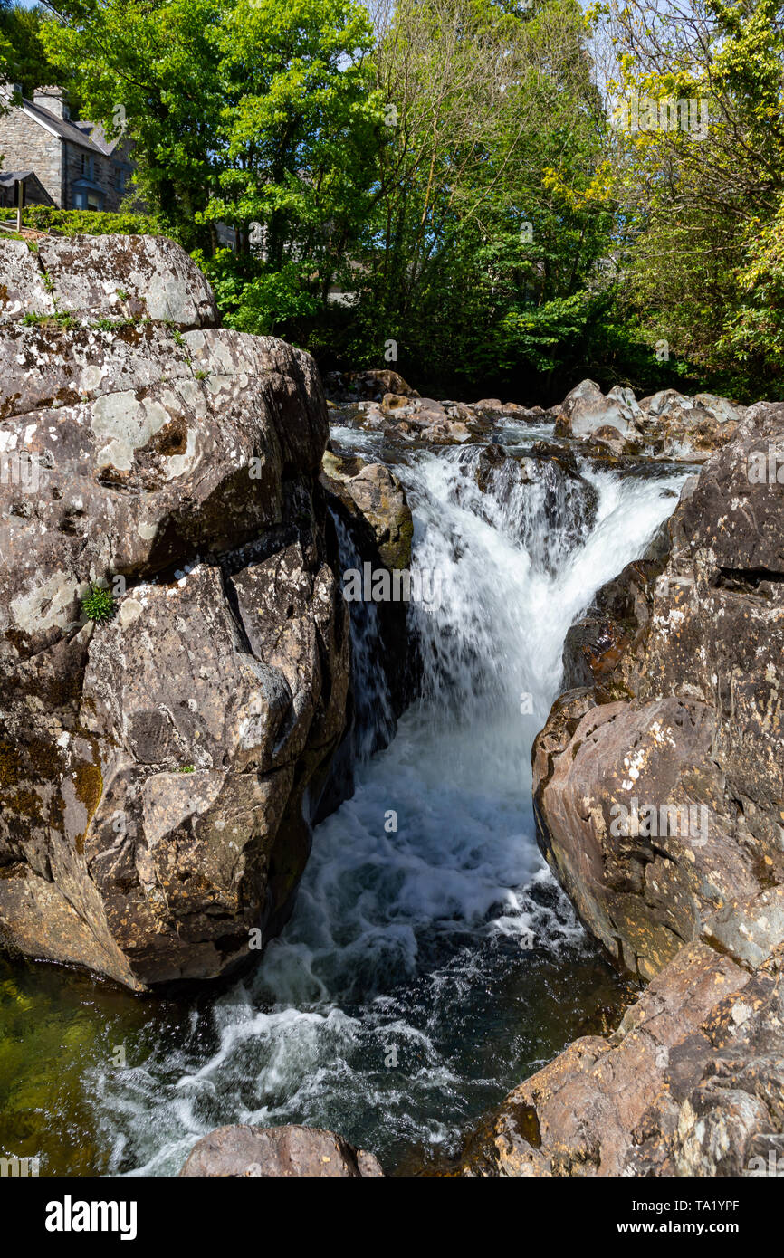 Betws y Coed Conwy Wales Mai 14, 2019 Kleine fällt auf den Fluss Llugwy, wie es durch das Dorf fließt Stockfoto