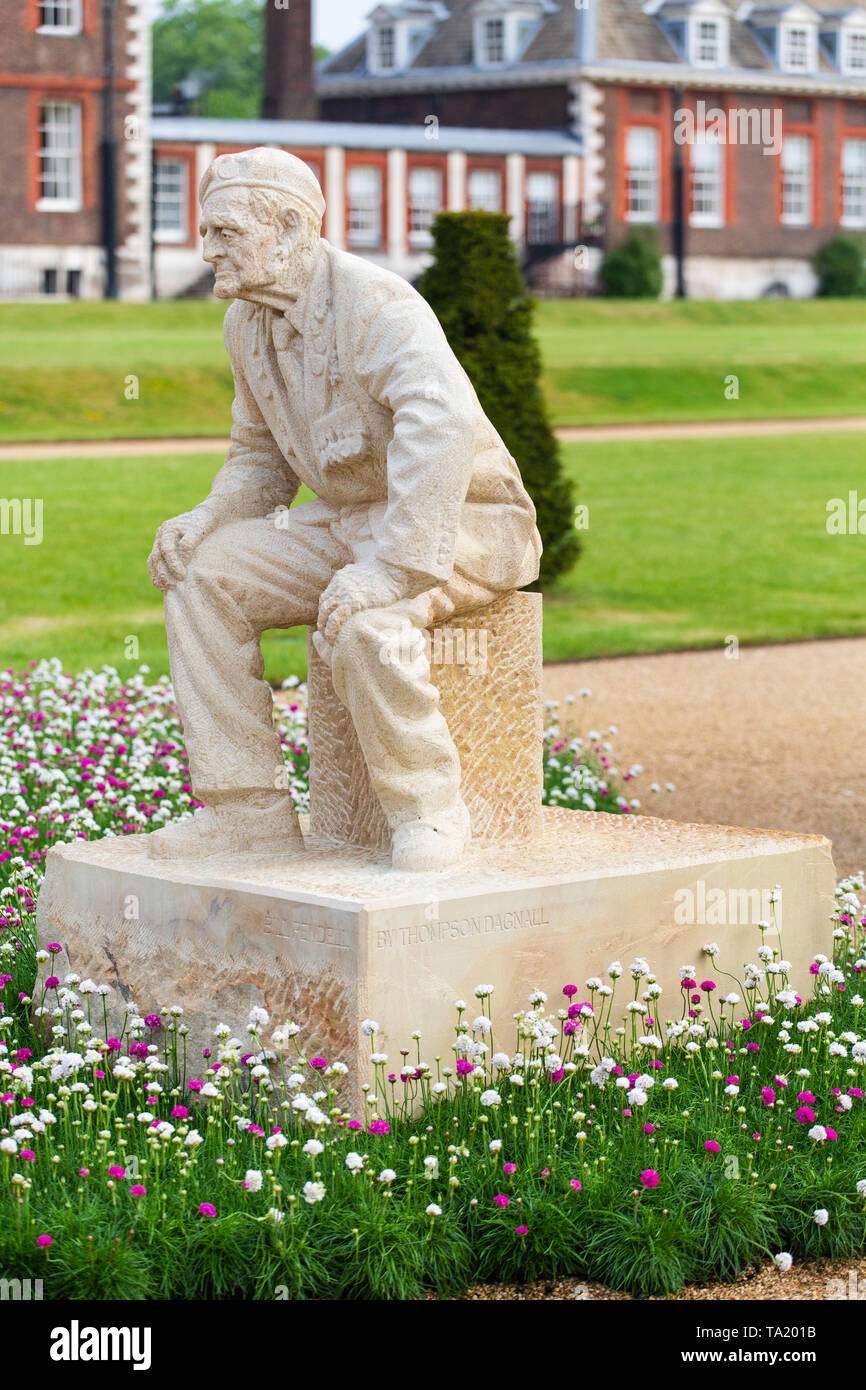 Statue von Bill Pendell MM, der im Dezember 2018 verstarb, wenige Monate, nachdem er von Johannes Everiss in der Vorbereitung für die Installation interviewt Stockfoto