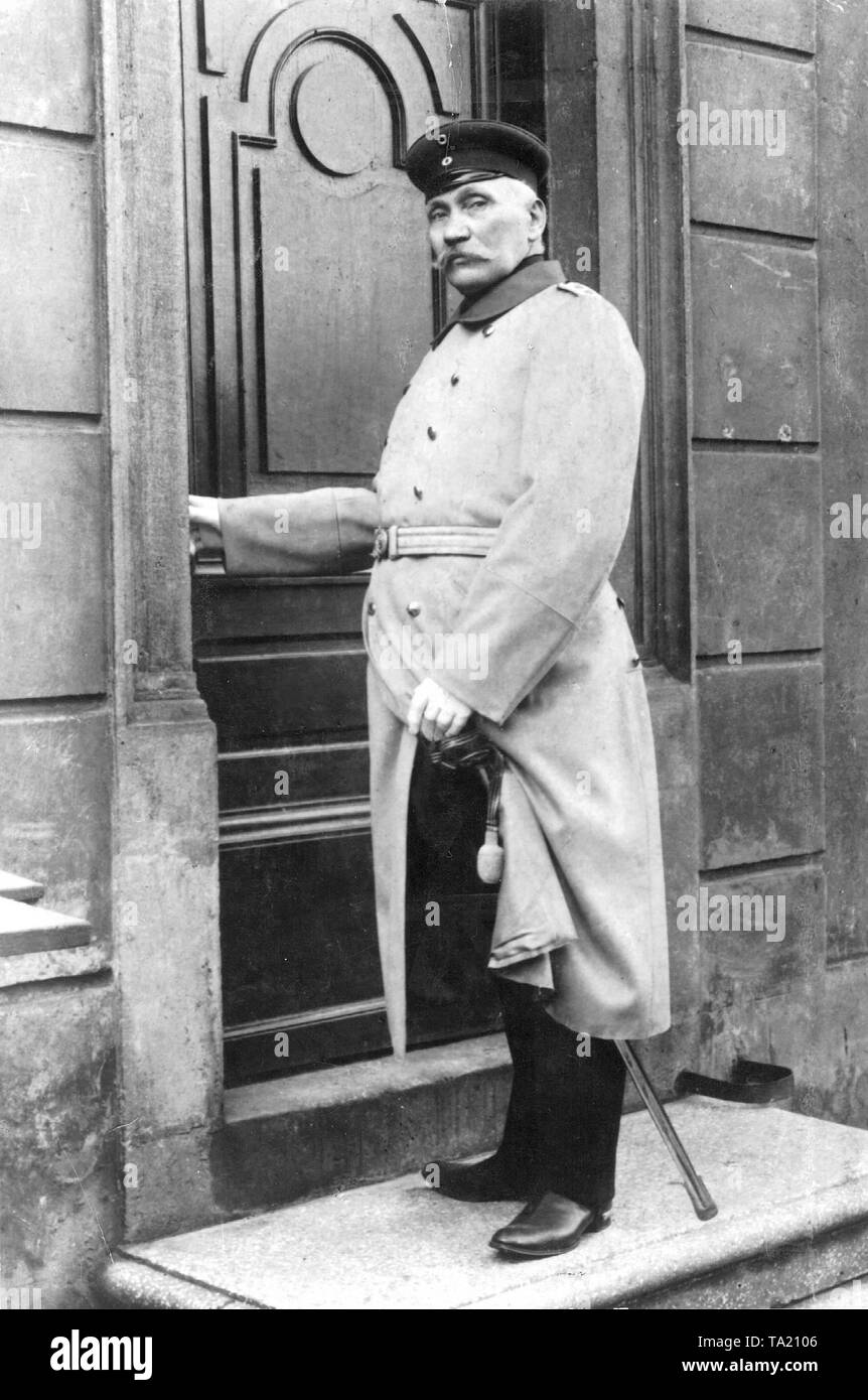 Wilhelm Voigt (1849-1922), Sohn eines deutschen Schuhmacher. Im Jahre 1906 kaufte er ein preussischer Offizier Uniform in einem Berliner Schrotthändler. Als falsche 'Captain' Up unter seinem Kommando eine Reihe von Soldaten abgerundet, ging nach Köpenick am 16.10.1906, den Bürgermeister und die cash Kassierer verhaftet und lassen Sie sie die Neue Wache in Berlin transportiert. Er beschlagnahmte 4042.50 Goldmark aus dem kommunalen Treasury und verschwand. Voigt war nach zwei Jahren begnadigt und wurde ein Volksheld. Stockfoto