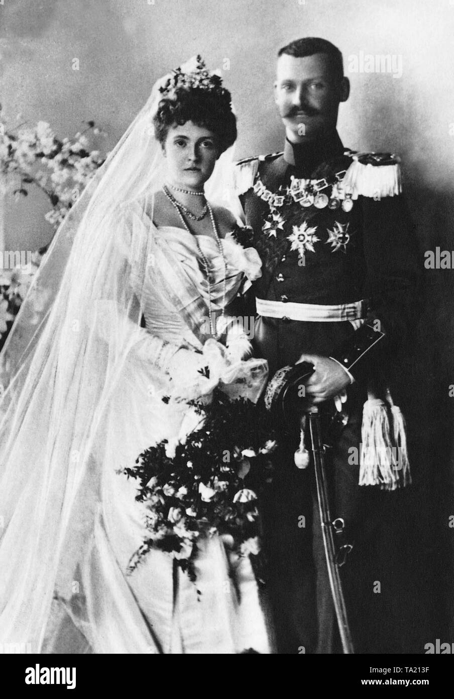 Hochzeit Bild von Kronprinz Rupprecht von Bayern und seine Frau, Herzogin Marie Gabriele in Bayern. Stockfoto