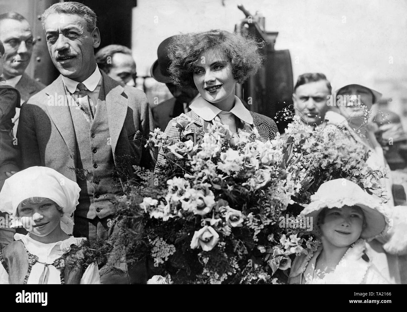 Der schwedische Regisseur Mauritz Stiller und die schwedische Schauspielerin Greta Garbo bei Ihrer Ankunft in den Vereinigten Staaten. Stockfoto