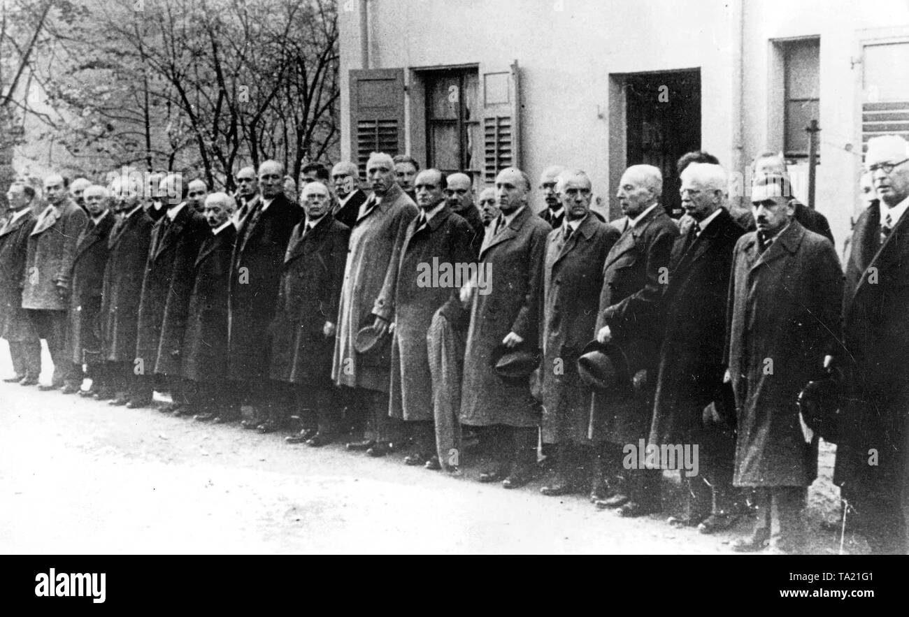 Festnahme jüdischer Bürger in Baden-Baden am Morgen nach der Reichspogromnacht, durch die Aufnahme in das KZ Dachau gefolgt, die von der Polizei und SS-Kommandos durchgeführt. Stockfoto