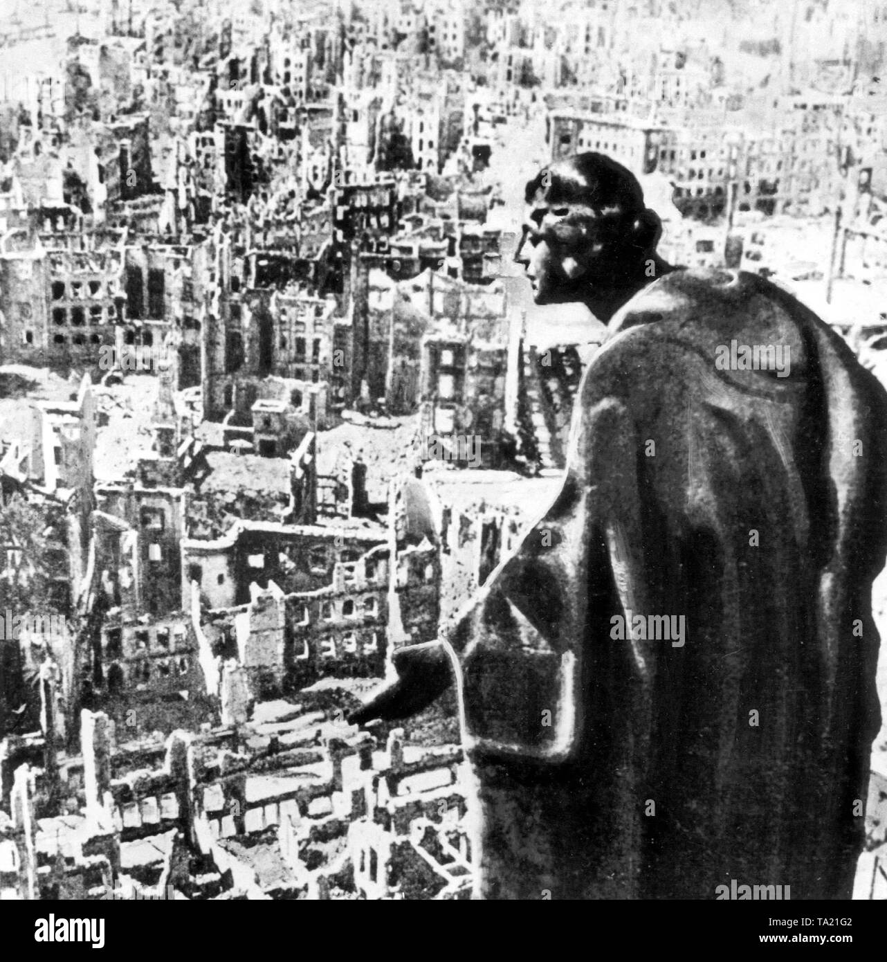 Für den größeren Teil, Dresden wurde waagerecht zum Boden bei Luftangriffen am 13. Februar und 14. Februar 1945. Unser Bild zeigt die Innenstadt von Dresden, vom Rathaus gesehen. Stockfoto