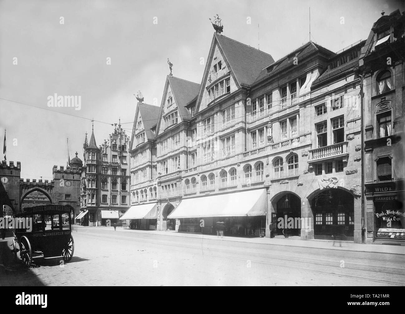 Blick auf das Karlstor (links) in der Neuhauser Straße in München, Deutschland. Direkt vor dem Karlstor das Hotel "Deutscher Hof", in der Mitte des Kaufhauses Oberpollinger, ca. 1900 Stockfoto