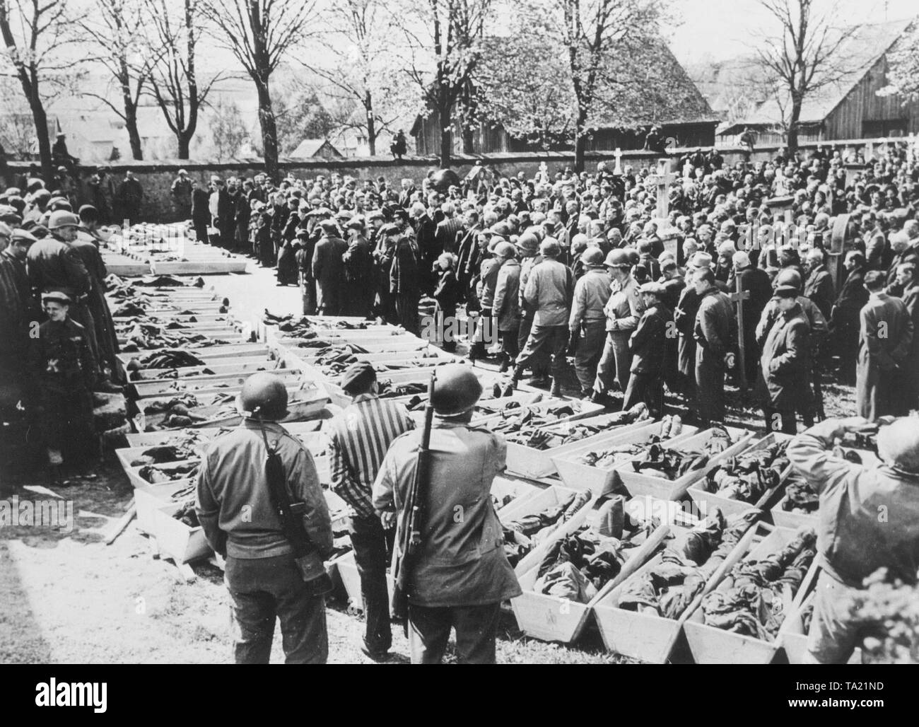 Auf dem Todesmarsch der KZ Dachau, SS-Wachen erschossen alle Insassen zu krank, bis zu halten, Stockfoto