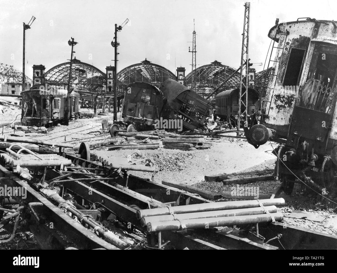 Umgeworfenen wagen, verbogene Schienen und toten Signale, der Hauptbahnhof in München im April 1945 nach einem Luftangriff. Stockfoto