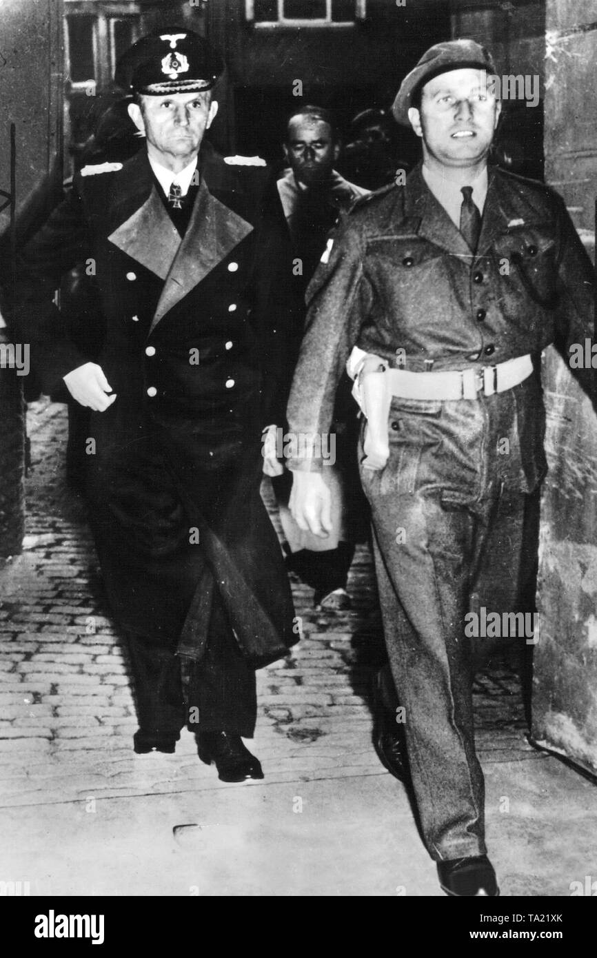 Karl Doenitz Grand Admiral und Nachfolger von Hitler nach seinem Tod, hinter einem britischen Soldaten im Hauptquartier der letzten Reichsregierung in Muerwick. Hinter Doenitz Albert Speer gesehen werden kann. Stockfoto