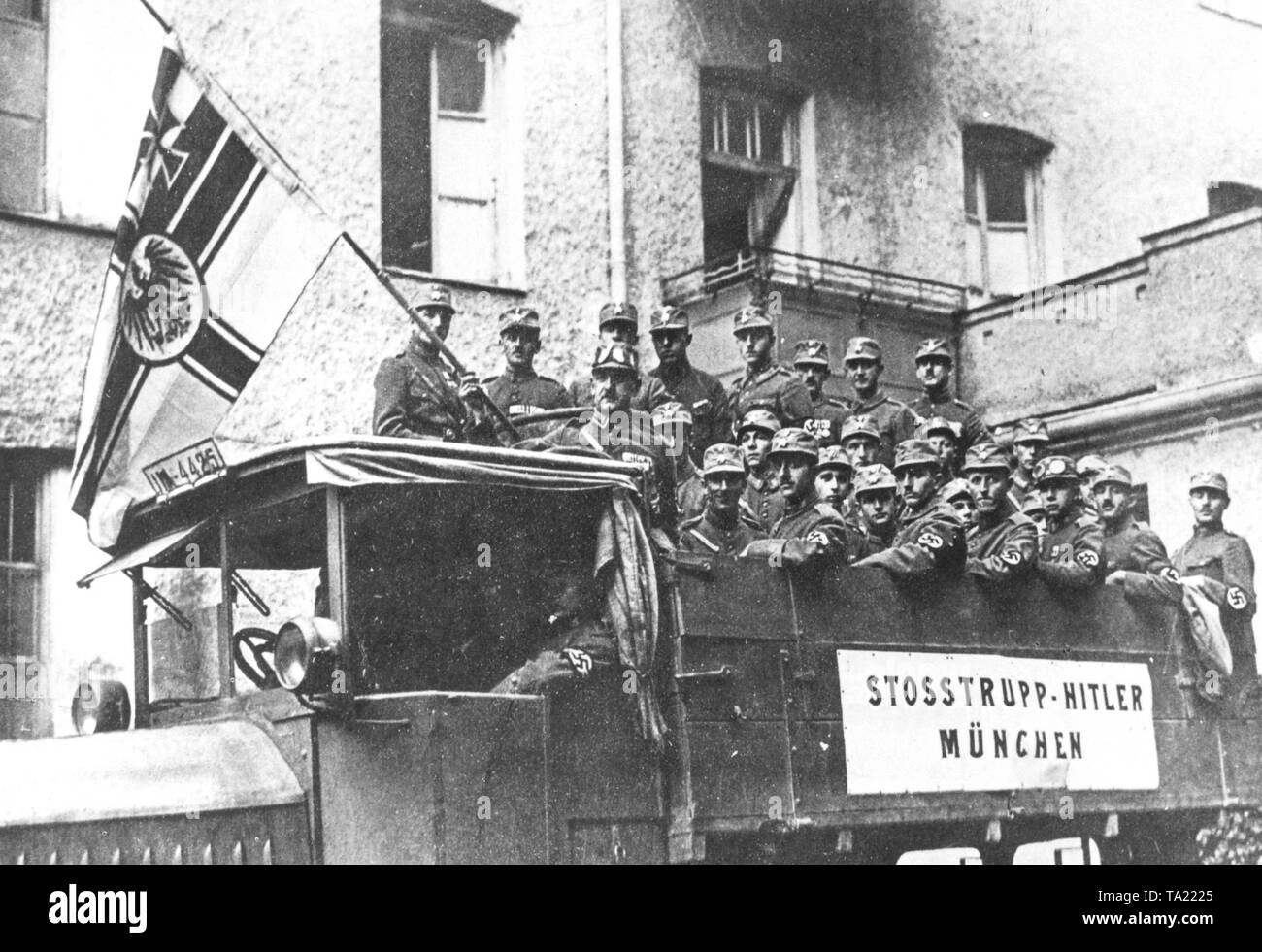 Einer der ersten SA Divisionen im Herbst 1923 in München, die Vorbereitung der Hitler Putsch am 9. November 1923, mit der alten Reichskriegsflagge (Imperial War Flag) aus der Zeit vor 1918. Stockfoto